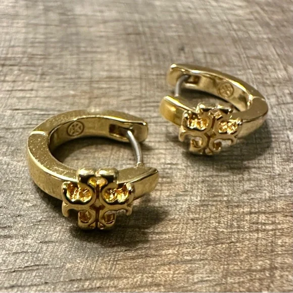 New Auth TORY BURCH ICON HUGGIE EARRINGS in Gold on TB Earring Card - Picture 6 of 12